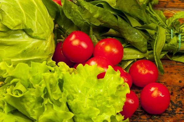 Gesundes Kohl, Tomaten und Basilikum — Stockfoto
