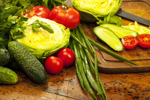 Grönsaker redo för att laga vegetarisk sallad — Stockfoto