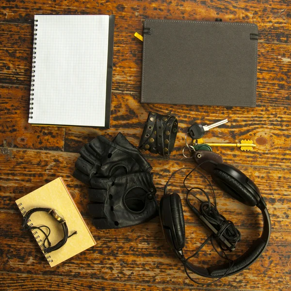 Černá sluchátka s klíčovým, černé rukavice — Stock fotografie