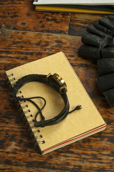 Notizbuch, Uhr und schwarze Handschuhe — Stockfoto