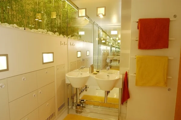 Towels near the sink in  bathroom — Stock Photo, Image