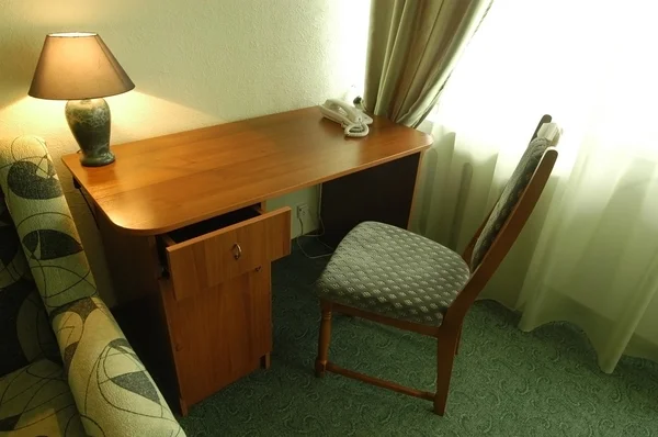 Klassiek bureau en een stoel — Stockfoto