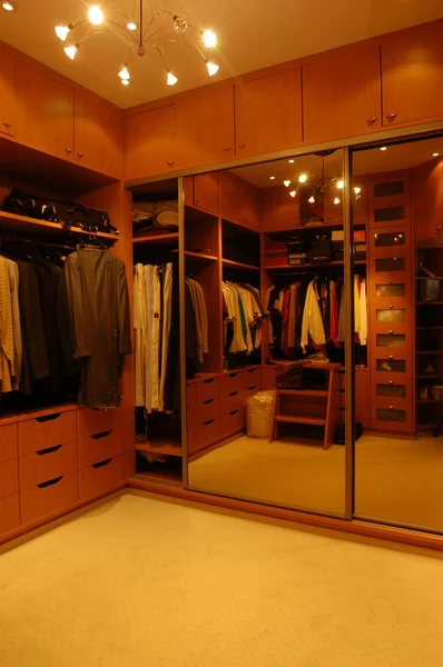 Moderne garderobe – stockfoto