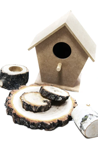 木の鳥の家を切る — ストック写真