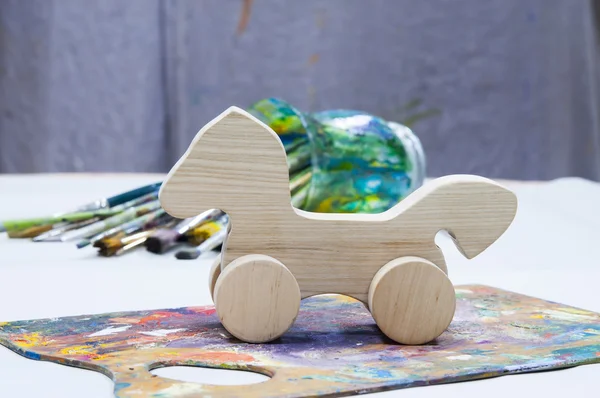 多彩的托盘上的木制玩具马 — 图库照片
