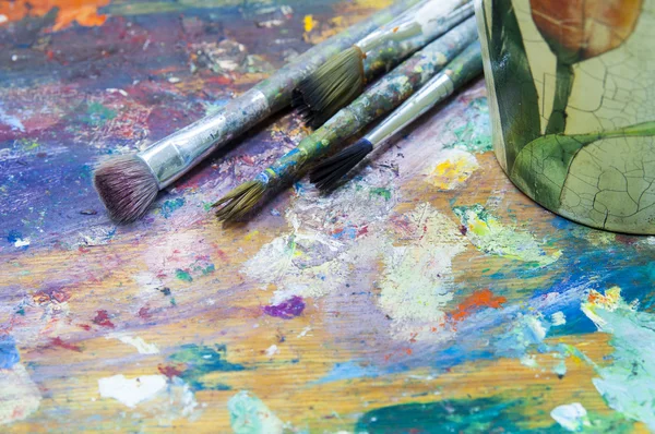 Renkli Palet üzerindeki fırçalar — Stok fotoğraf
