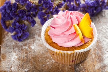 Lezzetli kek çilek ve çiçekler