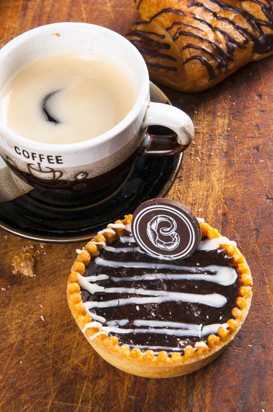 Torta al cioccolato con croissant e tazza di caffè — Foto Stock