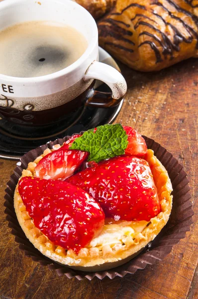 Cake with strawberries and cup of coffee — Stock Photo, Image