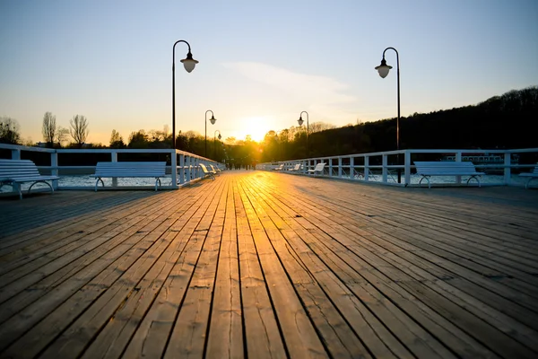 Όμορφη ξύλινη προβλήτα στο ηλιοβασίλεμα — Φωτογραφία Αρχείου