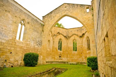XIII. yüzyılda Saint-Emilion, Fransa için inşa bir manastır yobaz