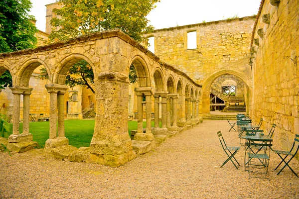 Vieille ruine d'un monastère construit au XIII siècle à Saint-Emilion, France — Photo