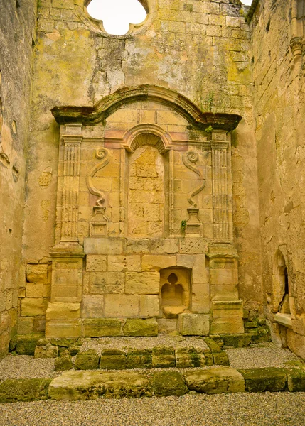 Antigua ruina de un monasterio construido en el siglo XIII en Saint-Emilion, Francia — Foto de Stock