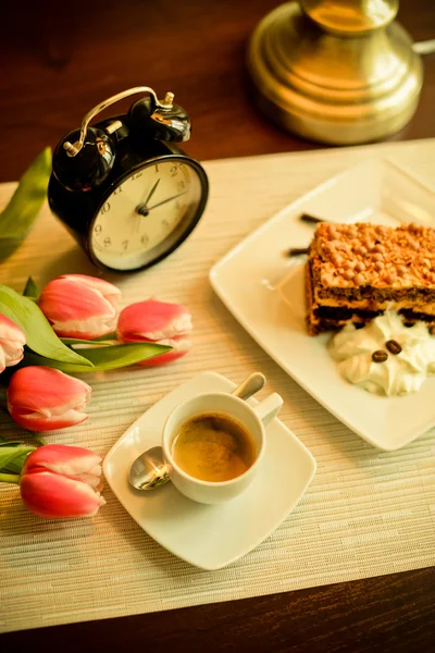 Ideales Frühstück: Kaffee und Croissants — Stockfoto