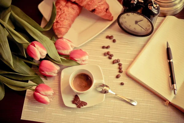 Ideales Frühstück: Kaffee und Croissants — Stockfoto
