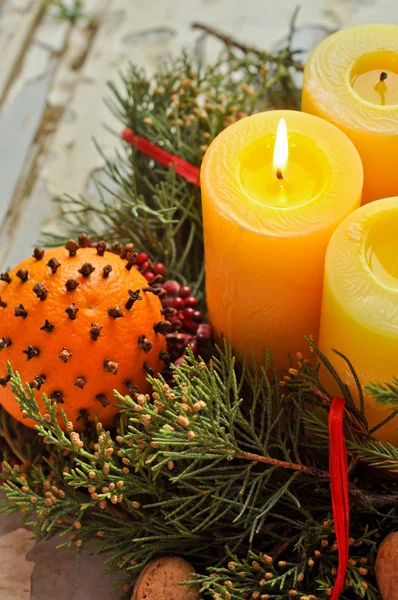 Рождественский венок с зажженными свечами — стоковое фото