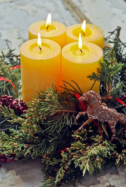 Adventskranz mit brennenden Kerzen Stockbild