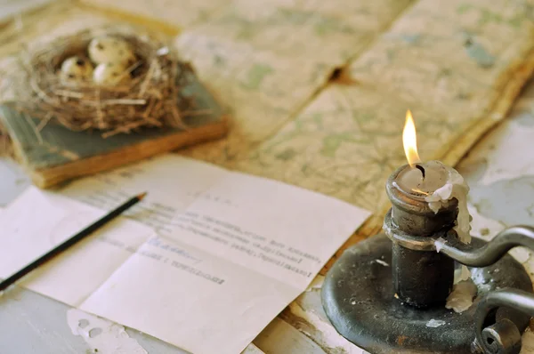 Et une vieille carte et un chandelier forgé — Photo