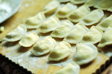 Masada çiğ börek var.