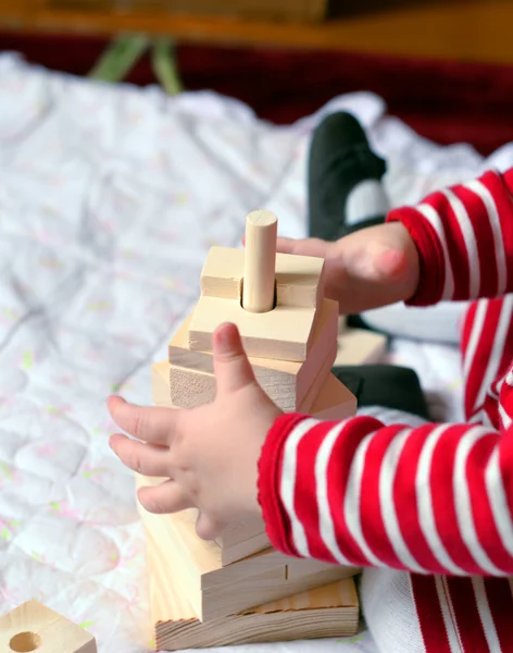 Bébé jouant avec de simples jouets en bois — Photo