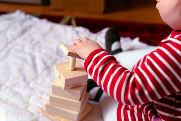 Bébé jouant avec de simples jouets en bois — Photo