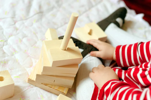 Enfant jouant à la maison — Photo