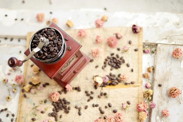 Кофейные бобы и сушеные розы — стоковое фото