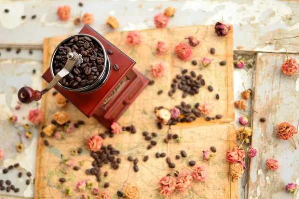 Kahve çekirdekleri ve kurutulmuş güller — Stok fotoğraf