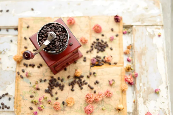 Granos de café y rosas secas — Foto de Stock