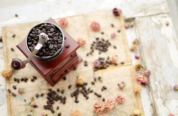 Koffiebonen en gedroogde rozen — Stockfoto