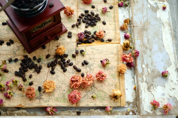 Coffee beans and dried roses — Stock Photo, Image