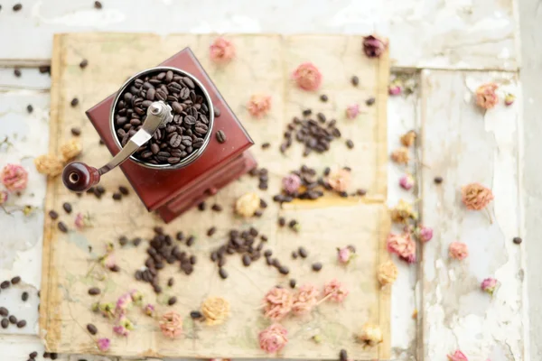 Kahve çekirdekleri ve kurutulmuş güller — Stok fotoğraf