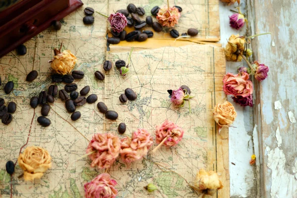 Coffee beans and dried roses — Stock Photo, Image