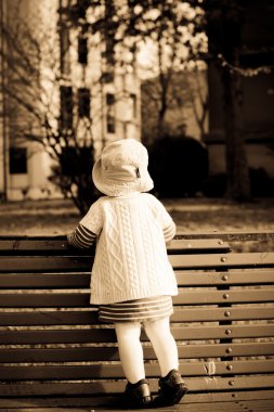 Bir şapka daimi bir bankta - sepya şirin bebek