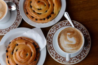 Kahve tatlı rulo ile