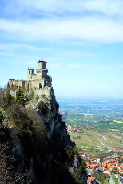 Fortaleza de Guaita na República de San Marino, Itália. A fortaleza de Guaita é a mais antiga das três torres construídas no Monte Titano . — Fotografia de Stock