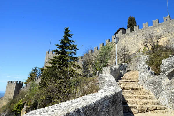 Fortaleza de Guaita na República de San Marino, Itália. A fortaleza de Guaita é a mais antiga das três torres construídas no Monte Titano . — Fotografia de Stock