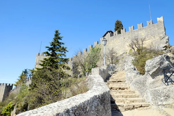 Fortaleza de Guaita na República de San Marino, Itália. A fortaleza de Guaita é a mais antiga das três torres construídas no Monte Titano . — Fotografia de Stock