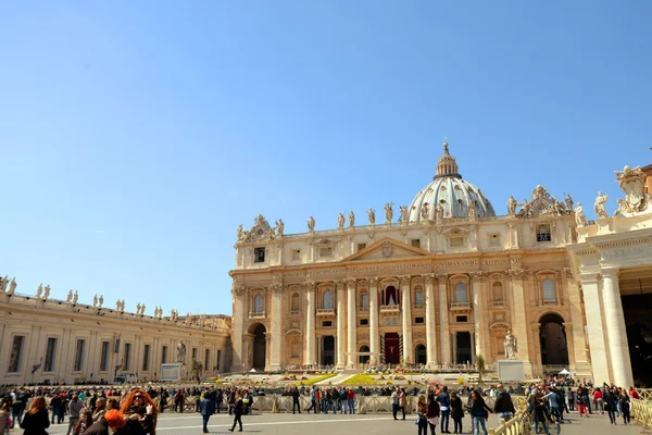 Vatikan, İtalya - Nisan 06: Turist ve Vatikan Şehri üzerinde 06 Nisan 2015 inananlar Vatikan, İtalya. — Stok fotoğraf