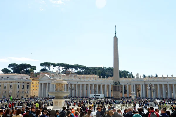 Turistler ve Vatikan Şehri inananlar — Stok fotoğraf