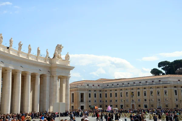 Turistler ve Vatikan Şehri inananlar — Stok fotoğraf