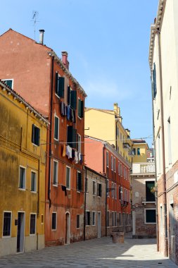 Tipik Venedik sokakta