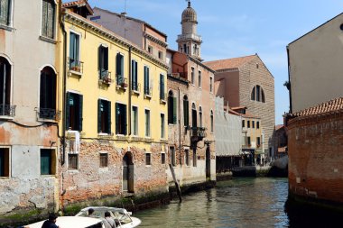 Tipik Venedik sokakta