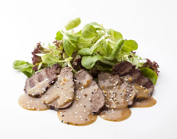 Rindersteak mit grünem Salat und Sauce — Stockfoto