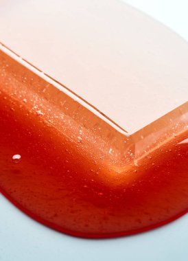 Kırmızı şeffaf kozmetik jelin dokusu. Soyut arkaplan