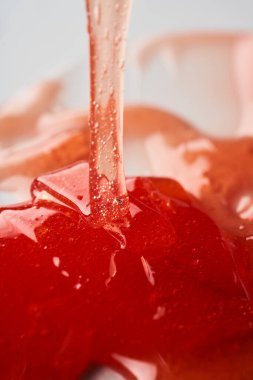 Kırmızı şeffaf kozmetik jelin dokusu. Soyut arkaplan