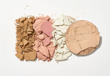 Beyaz arka planda izole edilmiş modaya uygun gölgelerde kırılmış göz farı