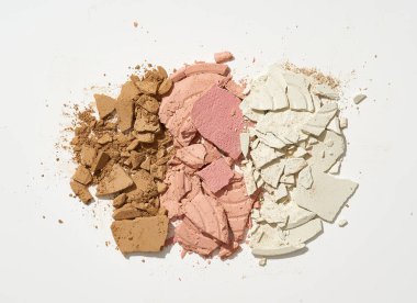 Beyaz arka planda izole edilmiş modaya uygun gölgelerde kırılmış göz farı