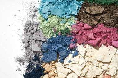 Beyaz arka planda izole edilmiş modaya uygun gölgelerde kırılmış göz farı