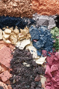 Beyaz arka planda izole edilmiş modaya uygun gölgelerde kırılmış göz farı